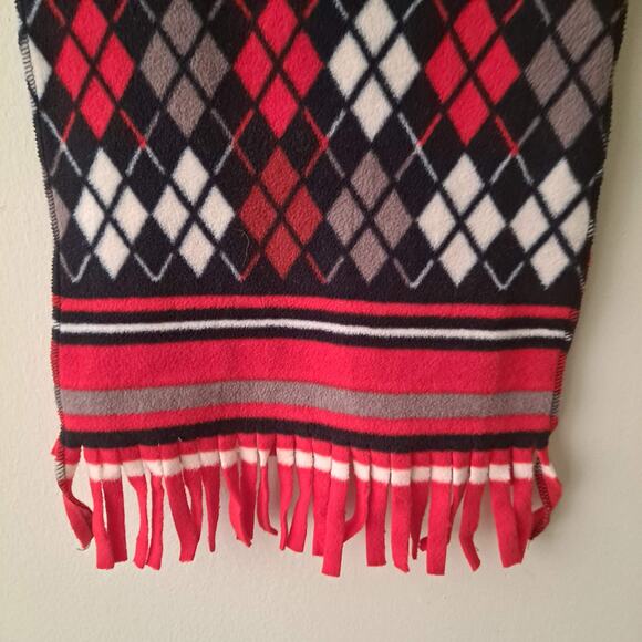 St. John's Bay Kids Red & Black Diamond Pattern Fleece Scarf w/ fringes 10"X56" - Picture 8 of 13